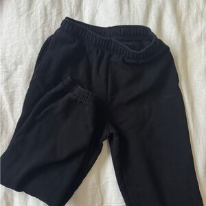 SET - Aritzia Cozy Fleece Sweatfleece Sweatpants and crop zip hoodie. XS black